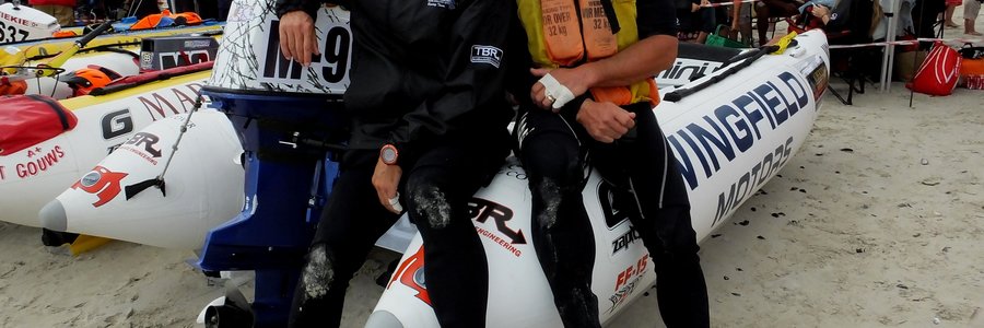 V.l.n.r: Flippie Schoeman & Johann Lodewyk (skipper) vat 'n blaaskans by Uilenkraalsmond tydens die Trans Agulhas wedren.